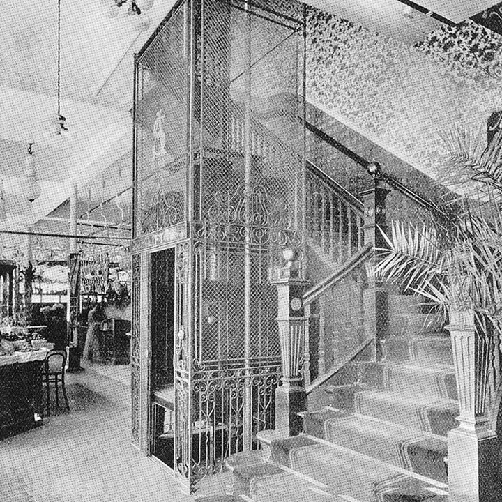 Az egyik legelső Stannah lift (a kép 1925-ben készült)