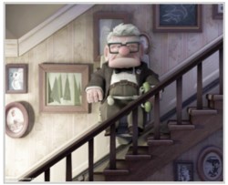 Carl lépcsőliftet használ az otthonában, hogy elkerülje a lépcsőn való leesés kockázatát, és otthon, biztonságban tölthesse a napjait.