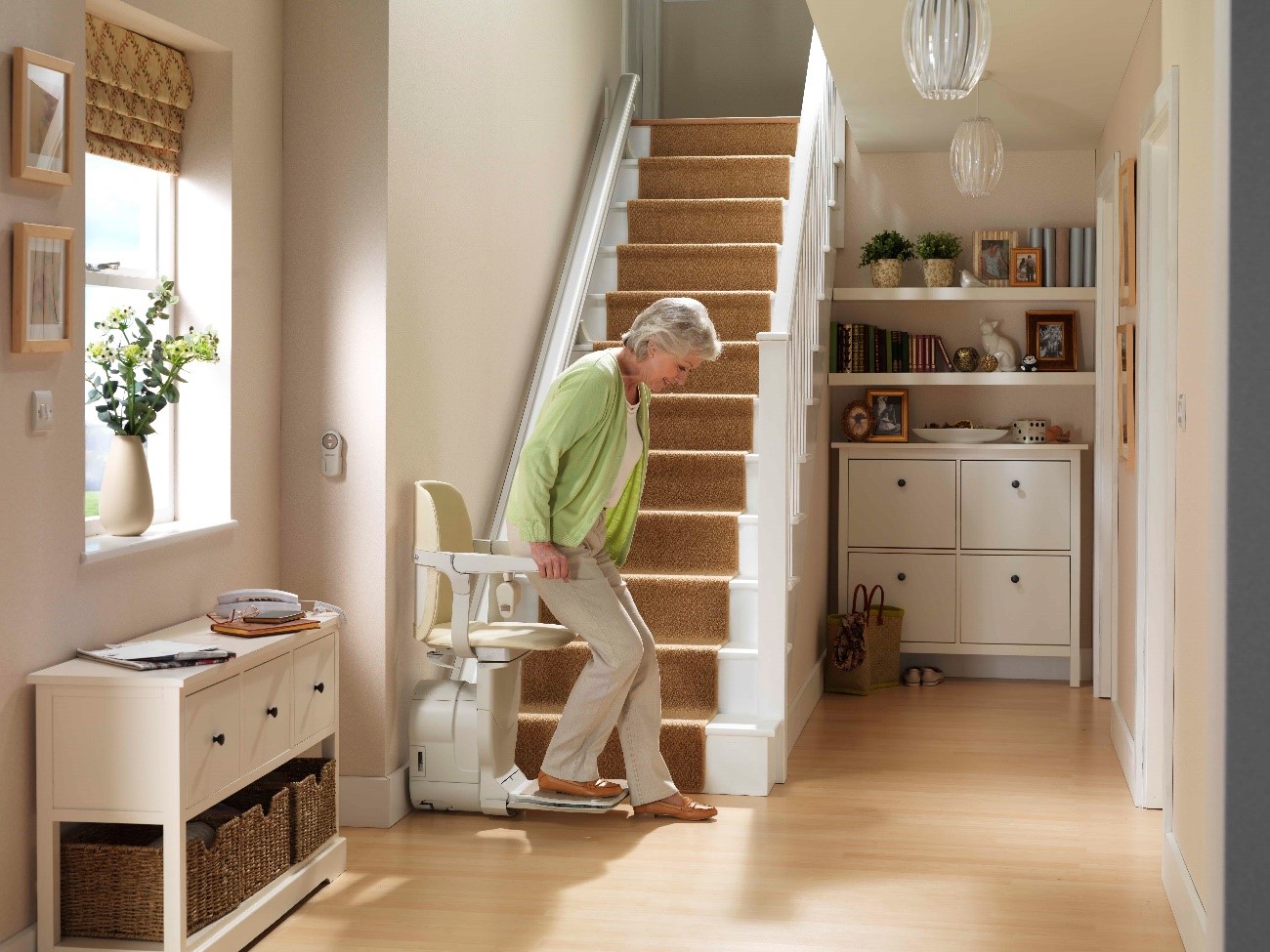 Egy idős nő a lépcsőliftet használja