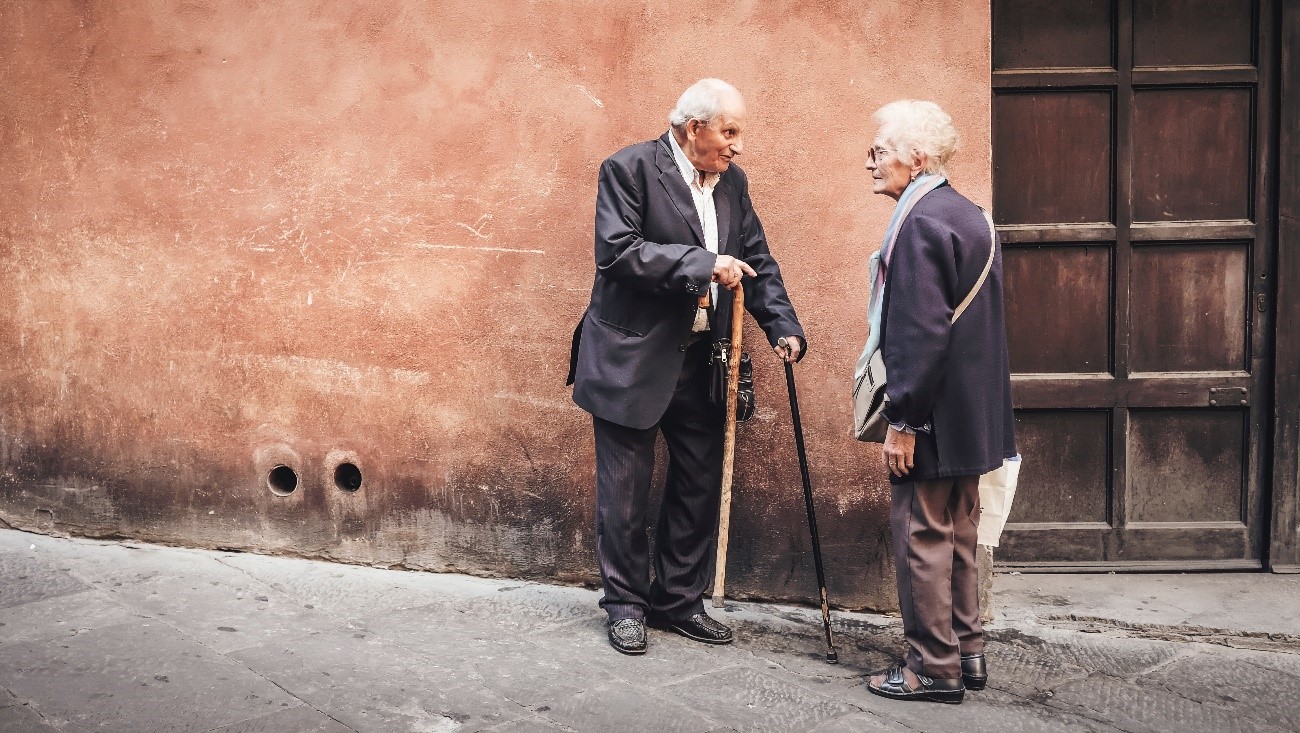 Idős pár az olaszországi Sienában